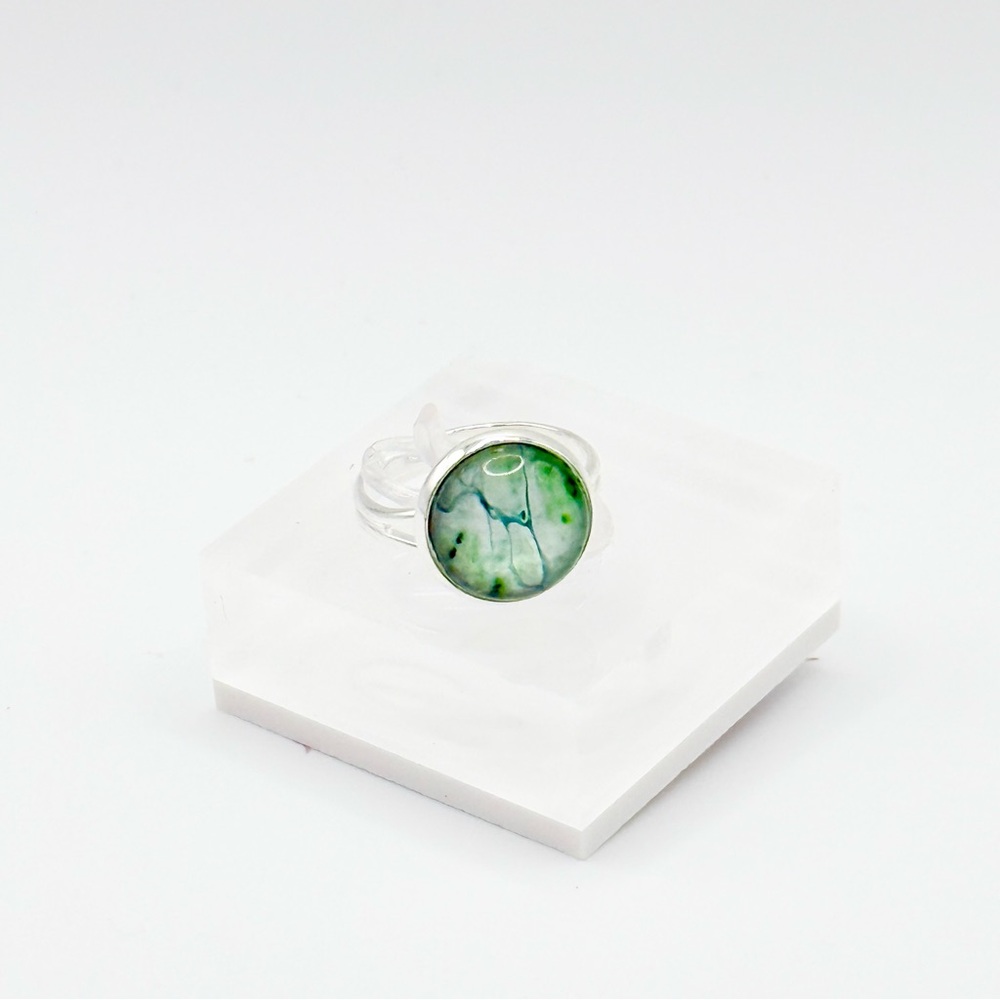 Chic Silver Ring With Green Stone - image 1